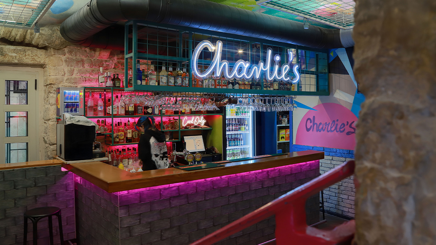Charlies bar
